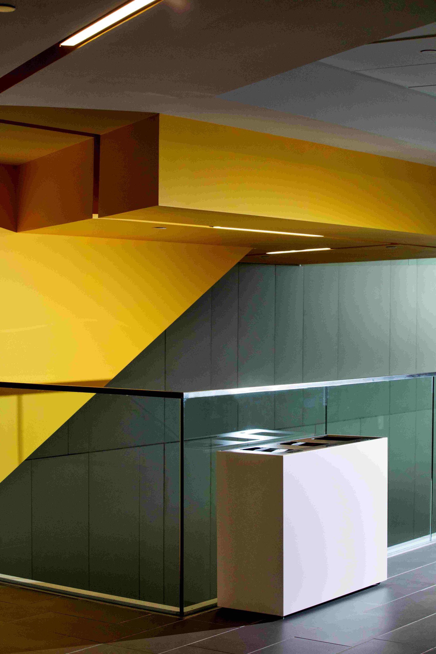 Mezzo recycling and waste container in an architectural interesting space